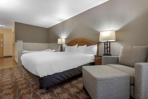 Habitación con cama extragrande y bañera de hidromasaje - No fumadores del hotel Best Western University Inn