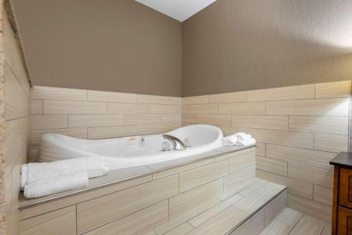 Habitación con cama extragrande y bañera de hidromasaje - No fumadores del hotel Best Western University Inn. Foto 5