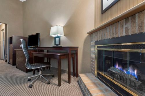 Habitación con cama extragrande y chimenea - No fumadores del hotel Best Western University Inn