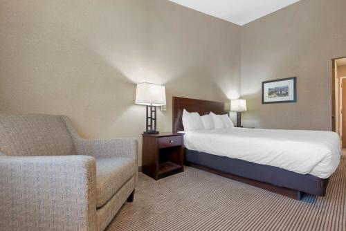 Habitación con cama extragrande y chimenea - No fumadores del hotel Best Western University Inn. Foto 2