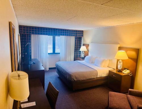 Habitación - 1 cama extragrande - No fumadores del hotel Quality Inn. Foto 4