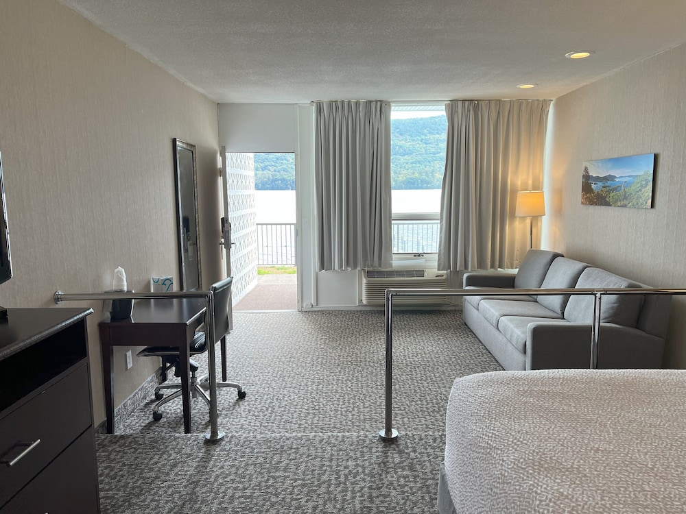Habitación (Lakefront Room 1 King Bed) del hotel The Georgian Lakeside Resort. Foto 1