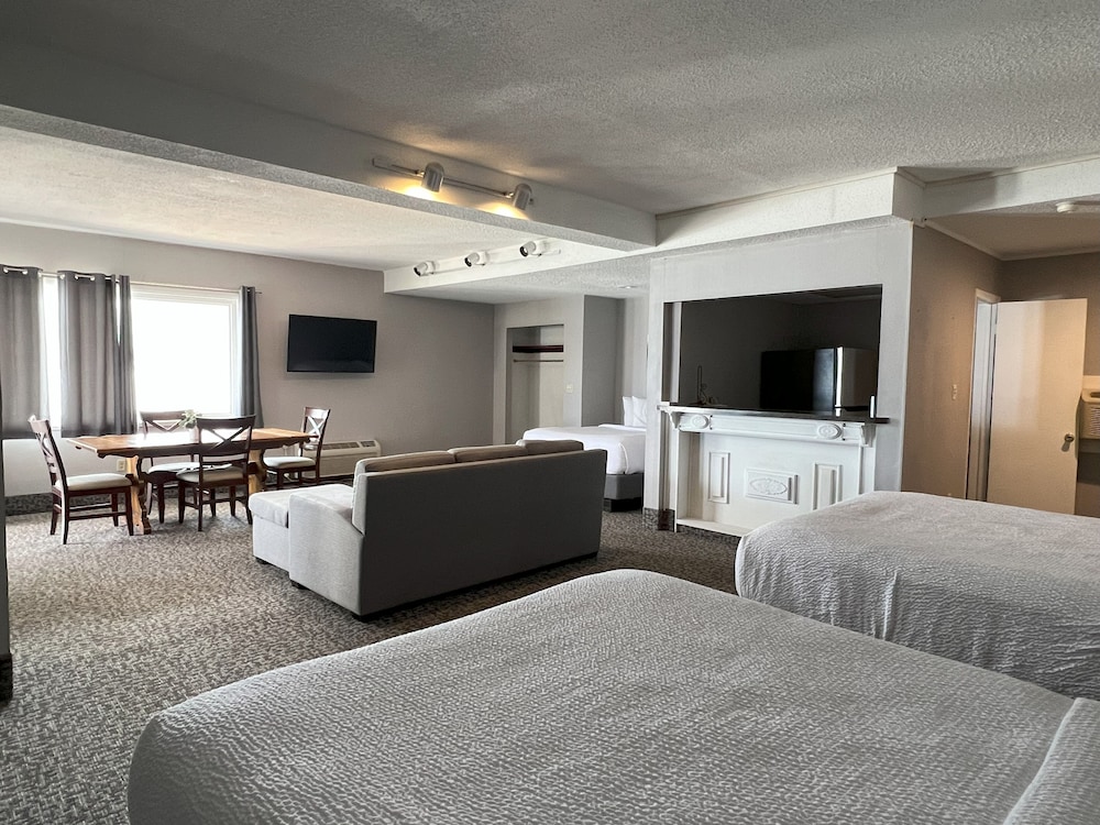 Habitación, junto al lago (Lakefront Family Suite, 3 Queen Beds) del hotel The Georgian Lakeside Resort. Foto 1