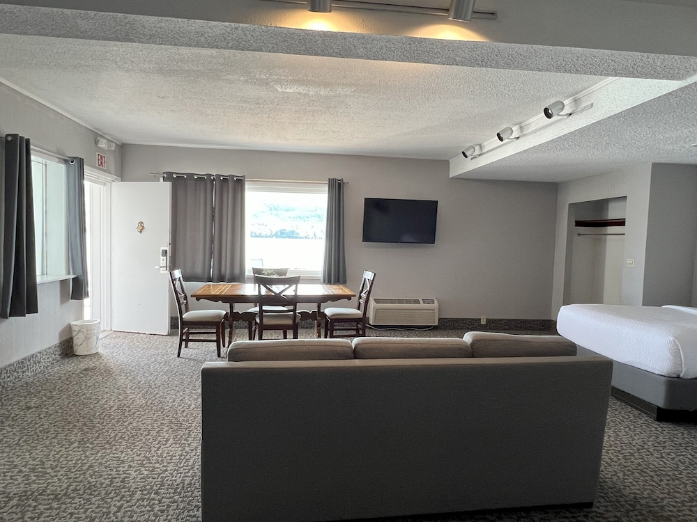 Habitación, junto al lago (Lakefront Family Suite, 3 Queen Beds) del hotel The Georgian Lakeside Resort. Foto 4