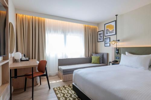 Habitación con cama extragrande del hotel Hilton Garden Inn Marseille Provence Airport. Foto 1