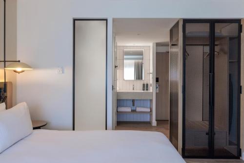 Habitación con cama extragrande del hotel Hilton Garden Inn Marseille Provence Airport. Foto 4