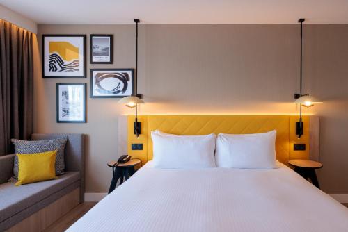 Habitación con cama extragrande del hotel Hilton Garden Inn Marseille Provence Airport. Foto 5