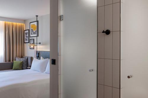 Habitación con cama extragrande del hotel Hilton Garden Inn Marseille Provence Airport. Foto 6