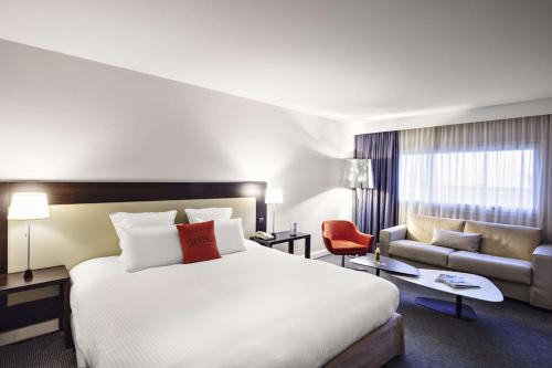 Habitación Clásica con cama extragrande del hotel Hilton Garden Inn Marseille Provence Airport