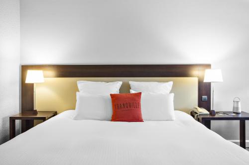 Habitación Clásica con cama extragrande del hotel Hilton Garden Inn Marseille Provence Airport. Foto 3