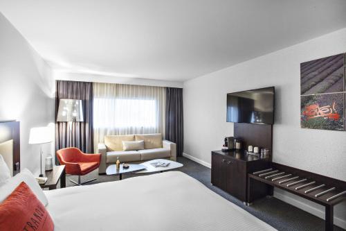 Habitación Clásica con cama extragrande del hotel Hilton Garden Inn Marseille Provence Airport. Foto 4