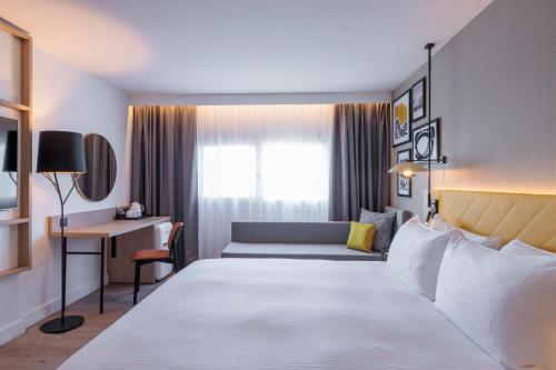 Habitación con cama extragrande - Adaptada para personas de movilidad reducida del hotel Hilton Garden Inn Marseille Provence Airport. Foto 1