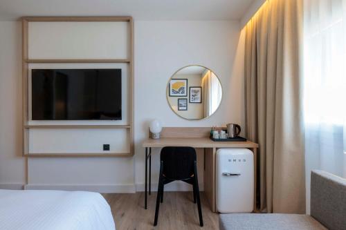 Habitación Superior con cama extragrande del hotel Hilton Garden Inn Marseille Provence Airport. Foto 2
