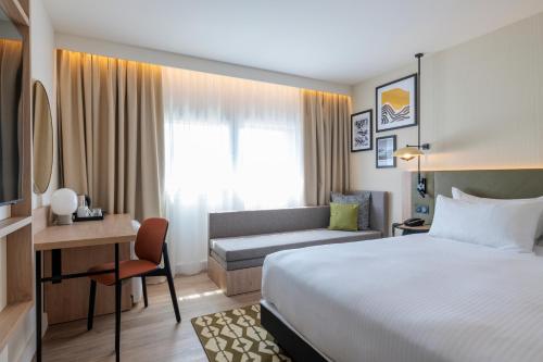 Habitación Superior con cama extragrande del hotel Hilton Garden Inn Marseille Provence Airport. Foto 4