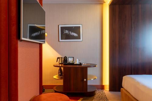 Habitación Twin Deluxe - 2 camas del hotel MGallery Nest Paris La Defense. Foto 8
