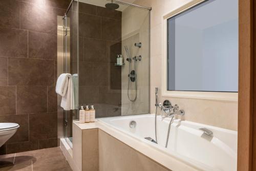 Habitación Twin Signature - 2 camas del hotel MGallery Nest Paris La Defense. Foto 5