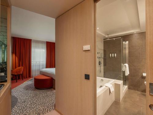 Suite Junior con sofá del hotel MGallery Nest Paris La Defense
