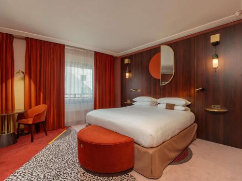 Suite Junior con sofá del hotel MGallery Nest Paris La Defense. Foto 2