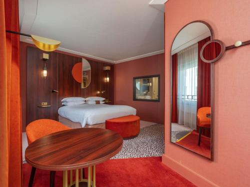 Suite Junior con sofá del hotel MGallery Nest Paris La Defense. Foto 3