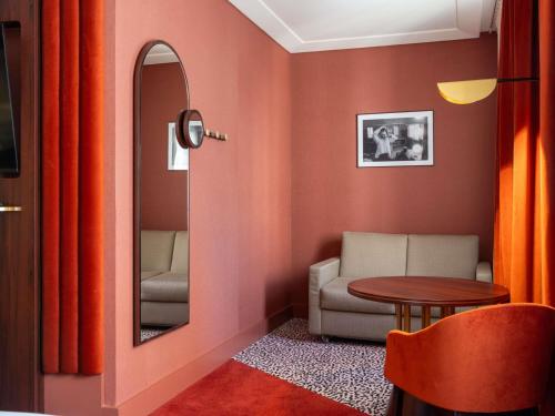 Suite Junior con sofá del hotel MGallery Nest Paris La Defense. Foto 4