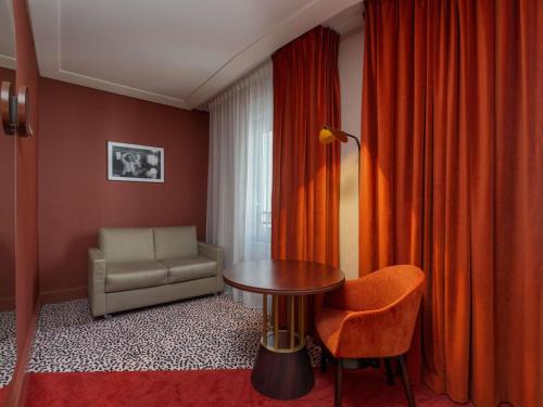 Suite Junior con sofá del hotel MGallery Nest Paris La Defense. Foto 5