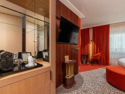 Suite Junior con sofá del hotel MGallery Nest Paris La Defense. Foto 6