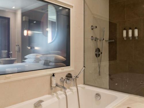 Suite Junior con sofá del hotel MGallery Nest Paris La Defense. Foto 7
