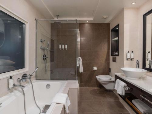 Suite Junior con sofá del hotel MGallery Nest Paris La Defense. Foto 13