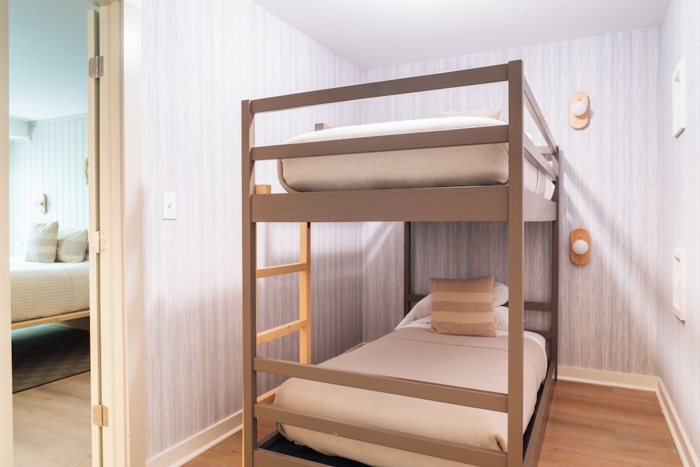 Suite con cama King y literas del hotel Lake Placid Summit. Foto 2
