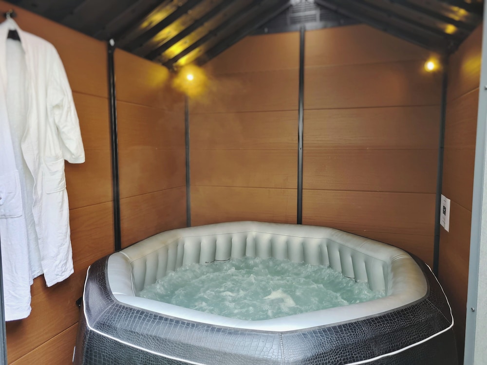 Habitación Deluxe doble, 1 cama King Size, terraza (con jacuzzi) del hotel L'Empire Paris. Foto 1