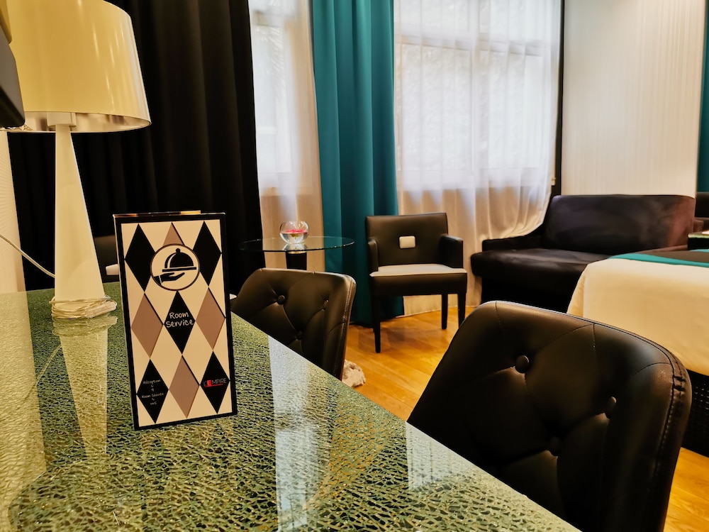 Habitación triple Deluxe del hotel L'Empire Paris. Foto 1