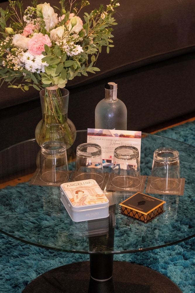 Habitación triple Deluxe del hotel L'Empire Paris. Foto 2