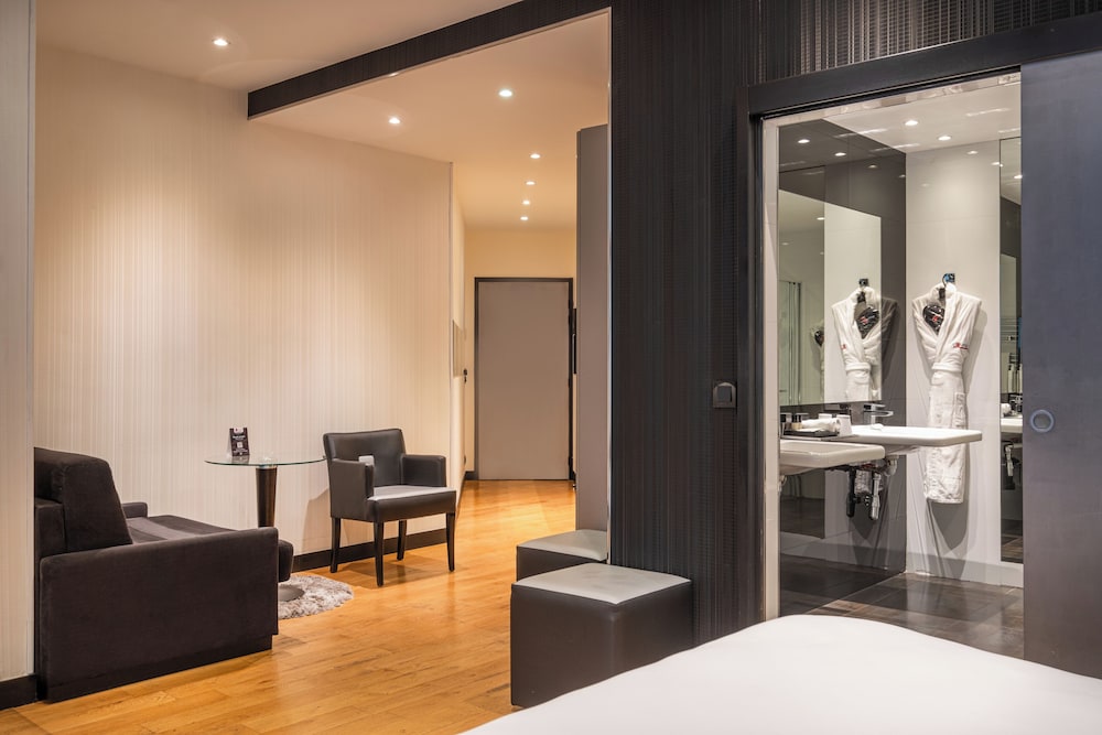 Habitación triple Deluxe, accesible para personas con discapacidad del hotel L'Empire Paris