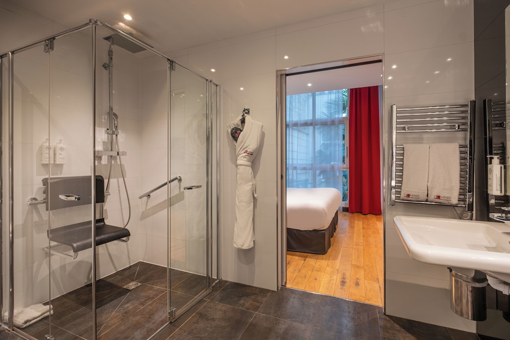 Habitación triple Deluxe, accesible para personas con discapacidad del hotel L'Empire Paris. Foto 1