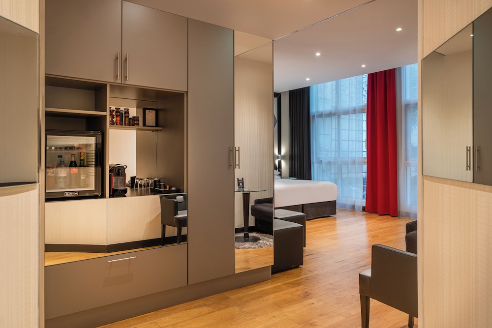 Habitación triple Deluxe, accesible para personas con discapacidad del hotel L'Empire Paris. Foto 2