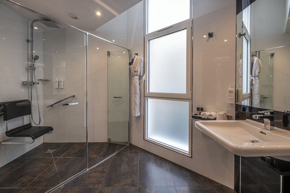 Habitación triple Deluxe, accesible para personas con discapacidad del hotel L'Empire Paris. Foto 3