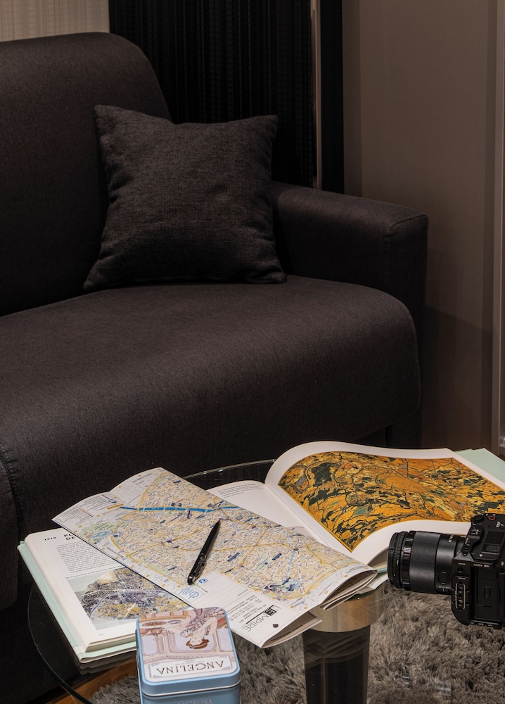 Suite ejecutiva, bañera de hidromasaje del hotel L'Empire Paris. Foto 1