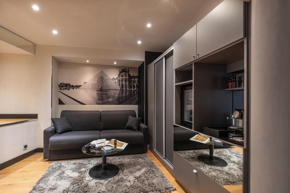 Suite ejecutiva, bañera de hidromasaje del hotel L'Empire Paris. Foto 2