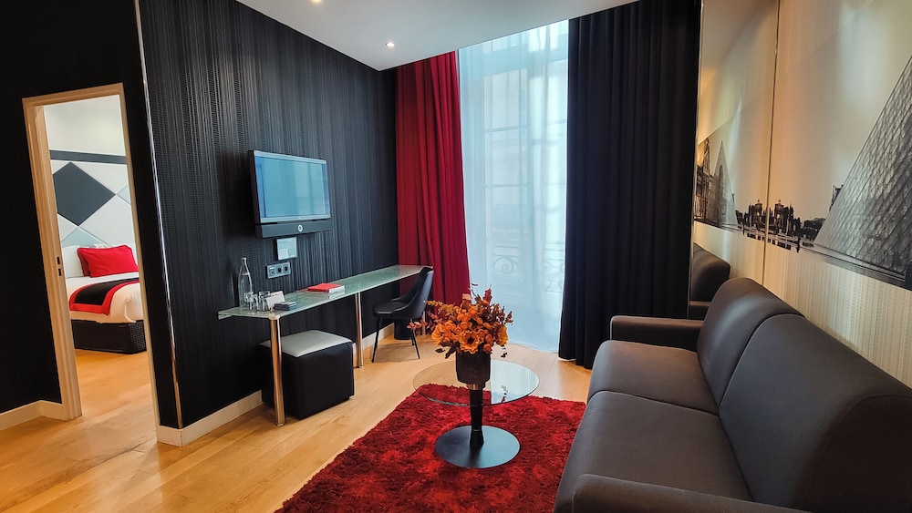 Suite ejecutiva, bañera de hidromasaje del hotel L'Empire Paris. Foto 3