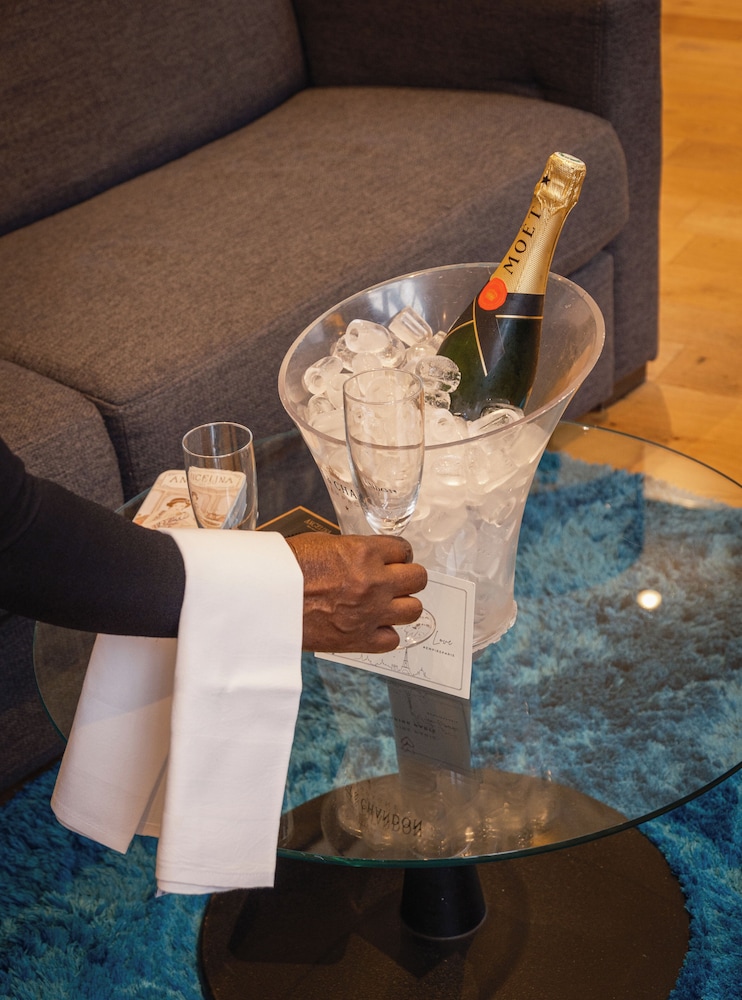 Suite ejecutiva, bañera de hidromasaje del hotel L'Empire Paris. Foto 8