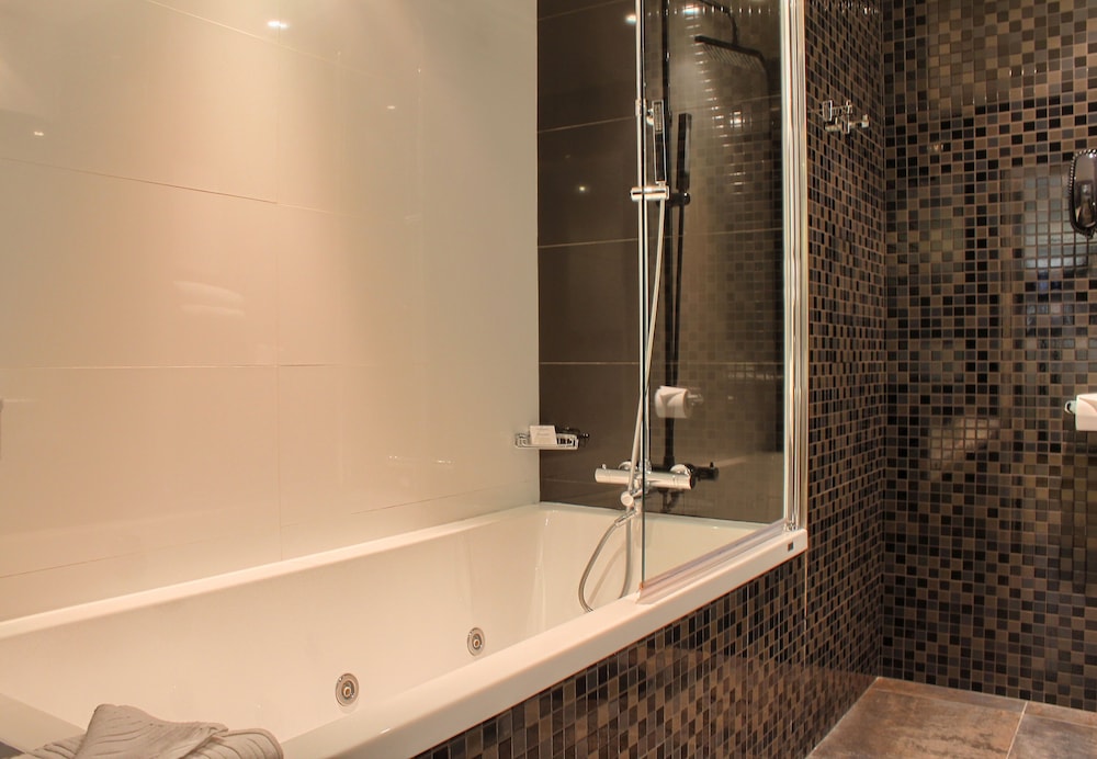 Suite ejecutiva, bañera de hidromasaje del hotel L'Empire Paris. Foto 9