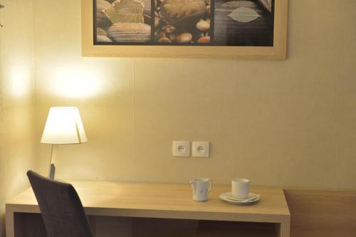 Habitación Doble con cama supletoria del hotel Renoir. Foto 4