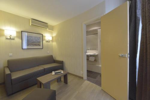 Habitación cuádruple del hotel Renoir. Foto 1