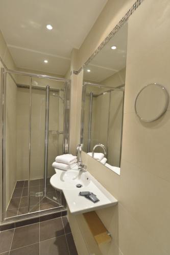 Habitación cuádruple del hotel Renoir. Foto 4