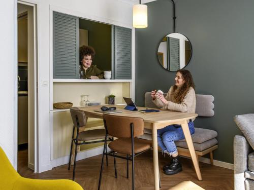 Apartamento Con Cocina 1 habitación Sofá Cama incluido 1 Cama doble Normal del hotel Adagio Paris Buttes Chaumont. Foto 3