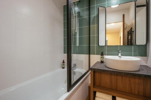 Apartamento Con Cocina 1 habitación Sofá Cama incluido 1 Cama doble Normal del hotel Adagio Paris Buttes Chaumont. Foto 7