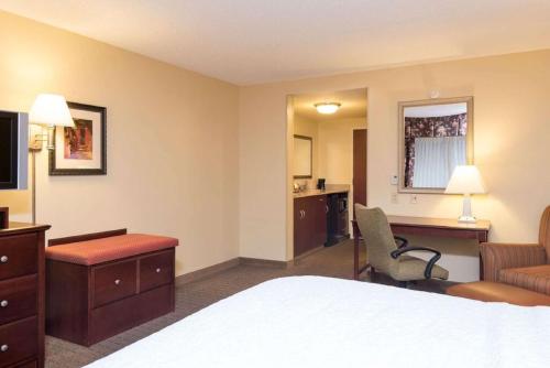 Habitación con cama king size pillowtop - No fumadores del hotel Hampton Inn Schenectady Downtown. Foto 4