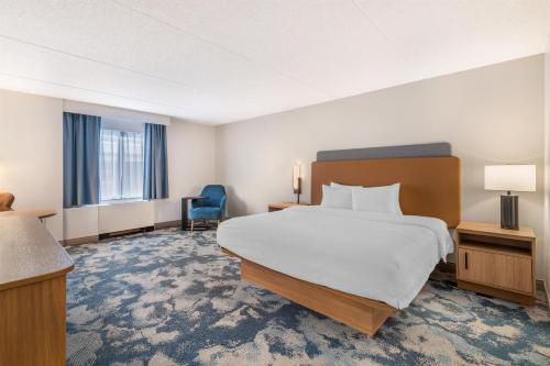 Habitación con cama extragrande y ducha del hotel Hampton Inn Schenectady Downtown