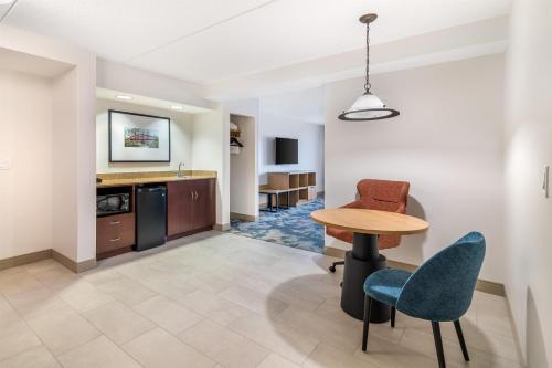 Suite con cama King Size del hotel Hampton Inn Schenectady Downtown. Foto 2
