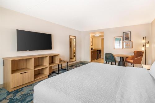 Habitación con cama king size pillowtop - No fumadores del hotel Hampton Inn Schenectady Downtown. Foto 1